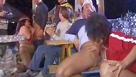 Mature woman fucks her pussy