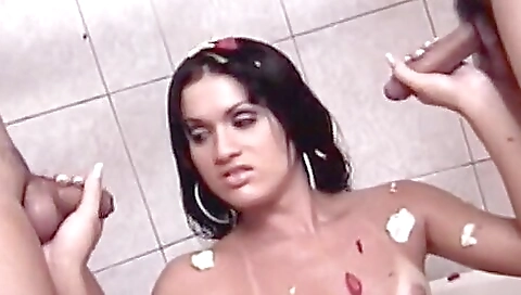 Shemal strung with a littley plans and cum
